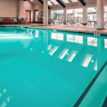 Orangewood Inn & Suites Kansas City Airport 