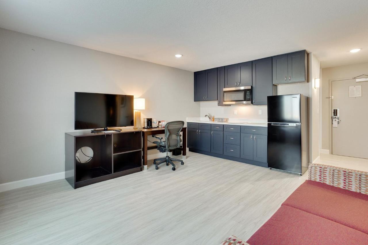 Orangewood & Kansas Airport Hotel