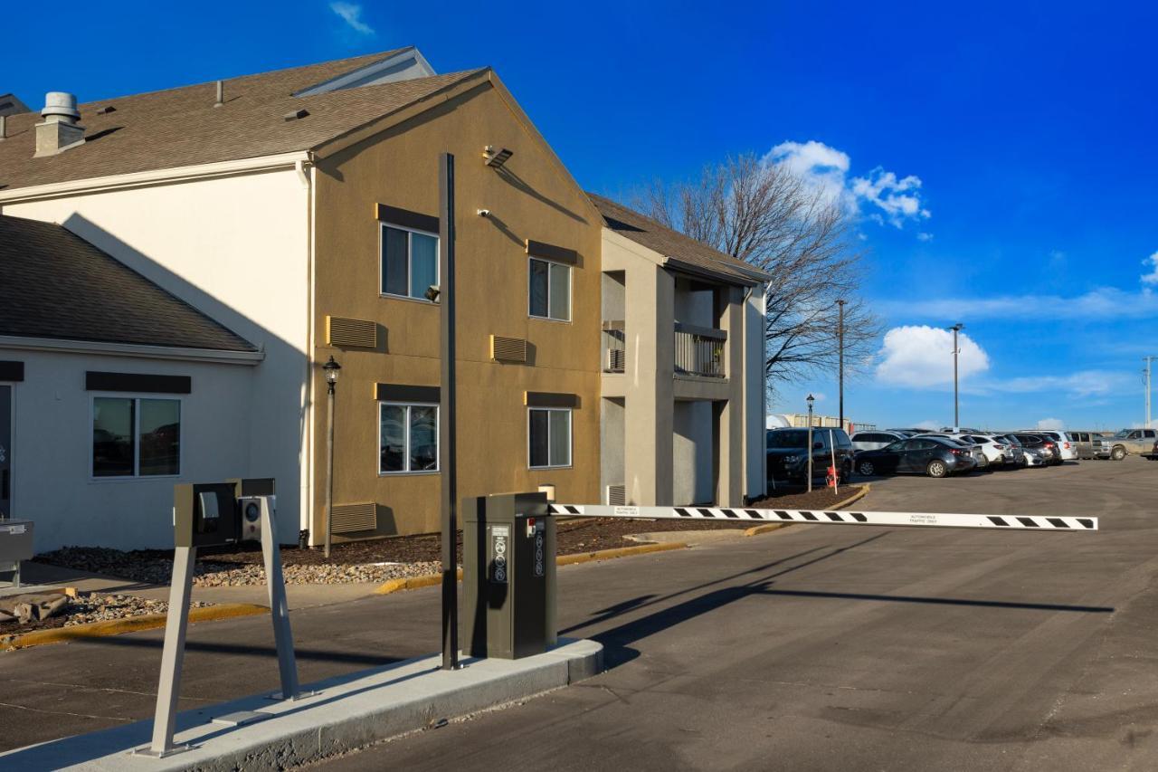 Hotel Orangewood & Kansas Airport